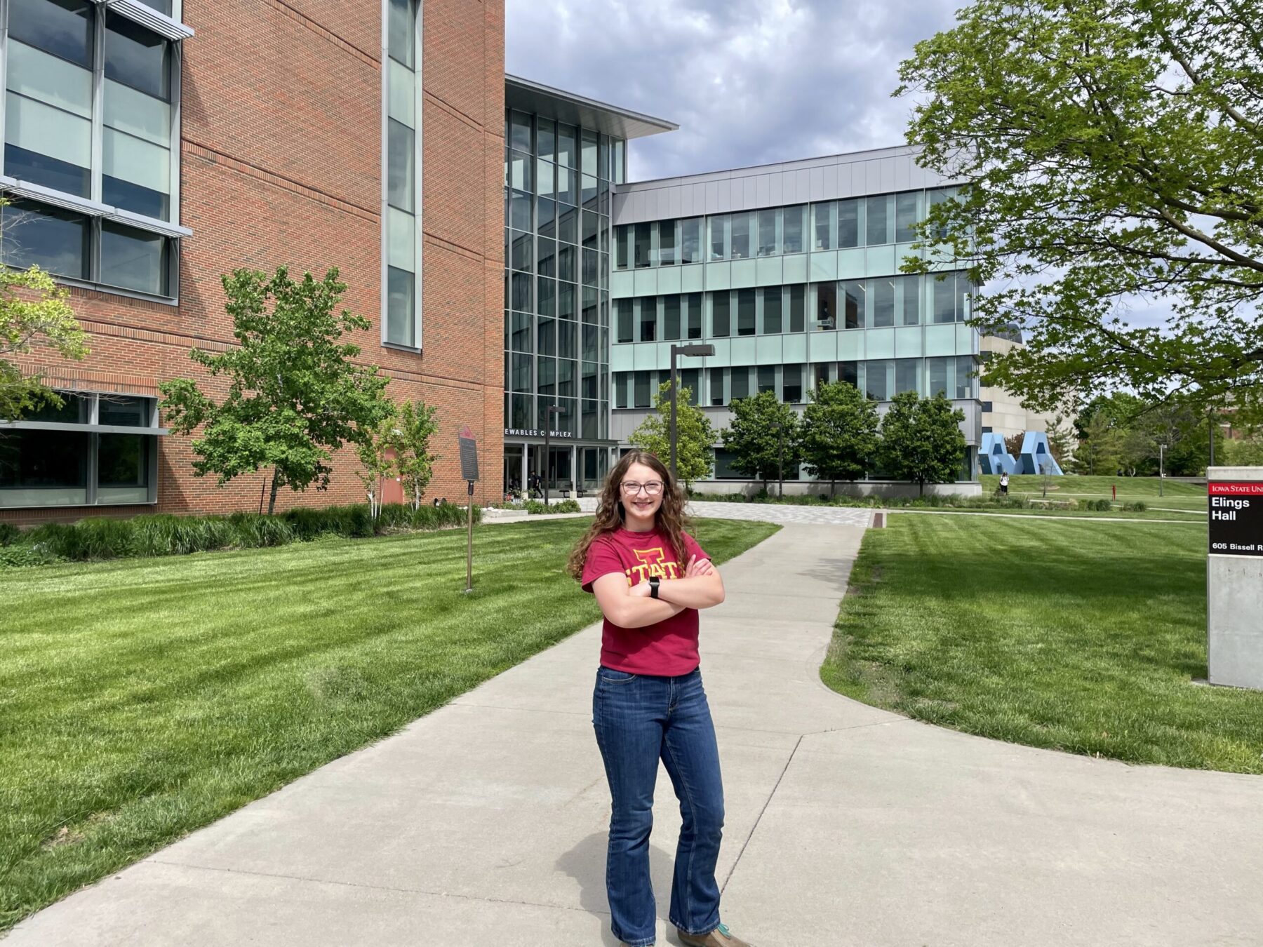 Rochelle is posing in front of Elings hall